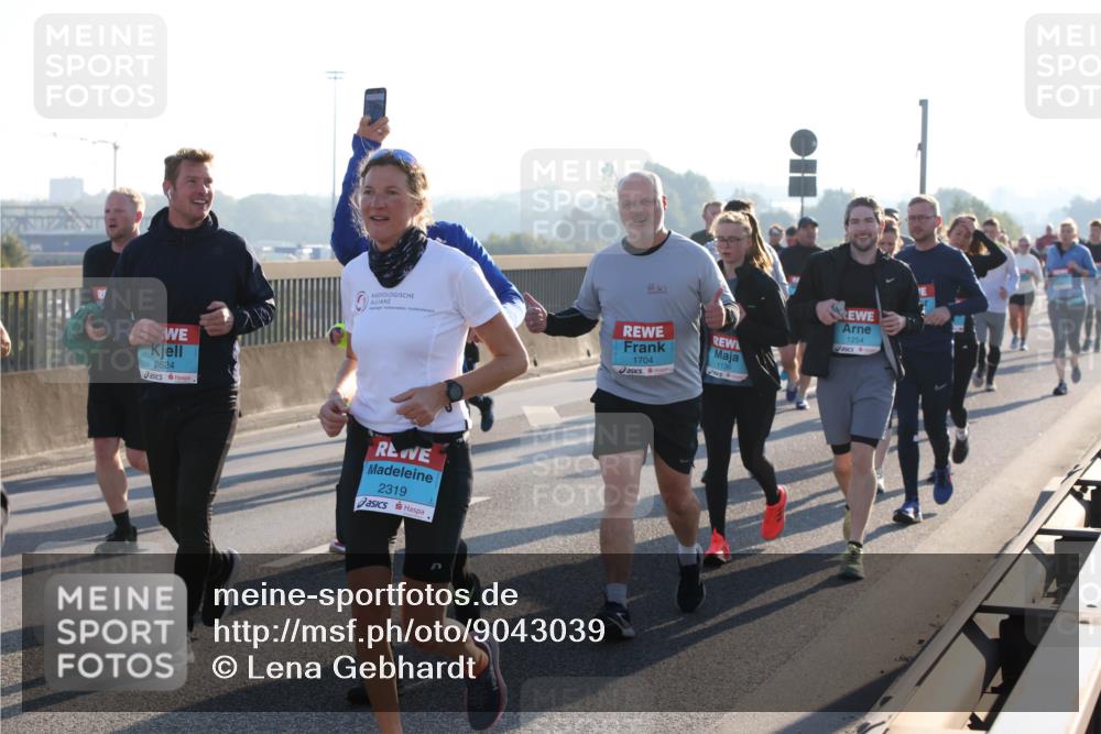 03.10.2025 - Köhlbrandbrückenlauf Lena Gebhardt http://msf.ph/oto/9043039 03.10.2025 09:26:23 Position 1 2624, 2319, 1704, 1136, 1254 meine-sportfotos.de