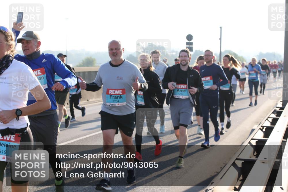 03.10.2025 - Köhlbrandbrückenlauf Lena Gebhardt http://msf.ph/oto/9043065 03.10.2025 09:26:24 Position 1 319, 1136, 1704, 1254 meine-sportfotos.de