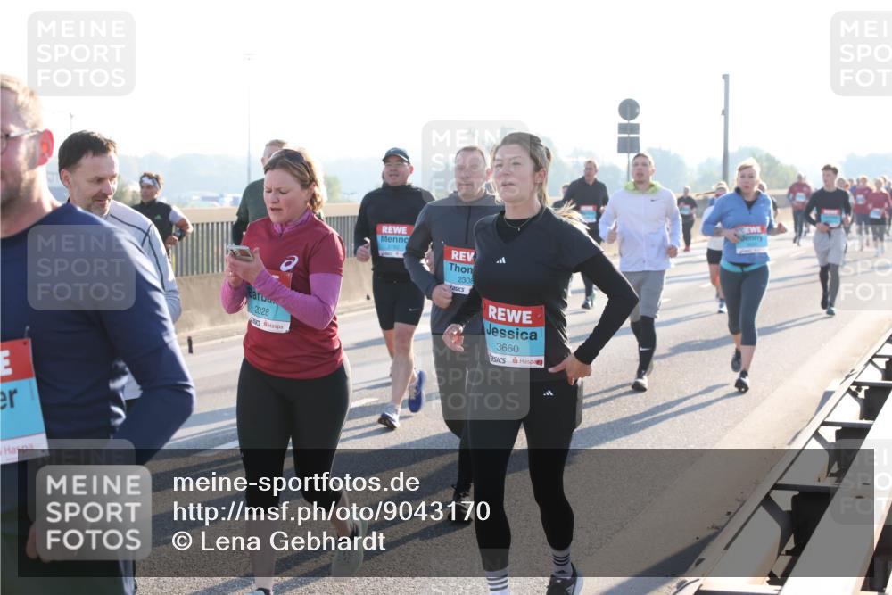 03.10.2025 - Köhlbrandbrückenlauf Lena Gebhardt http://msf.ph/oto/9043170 03.10.2025 09:26:26 Position 1 2028, 2782, 2308, 3660 meine-sportfotos.de