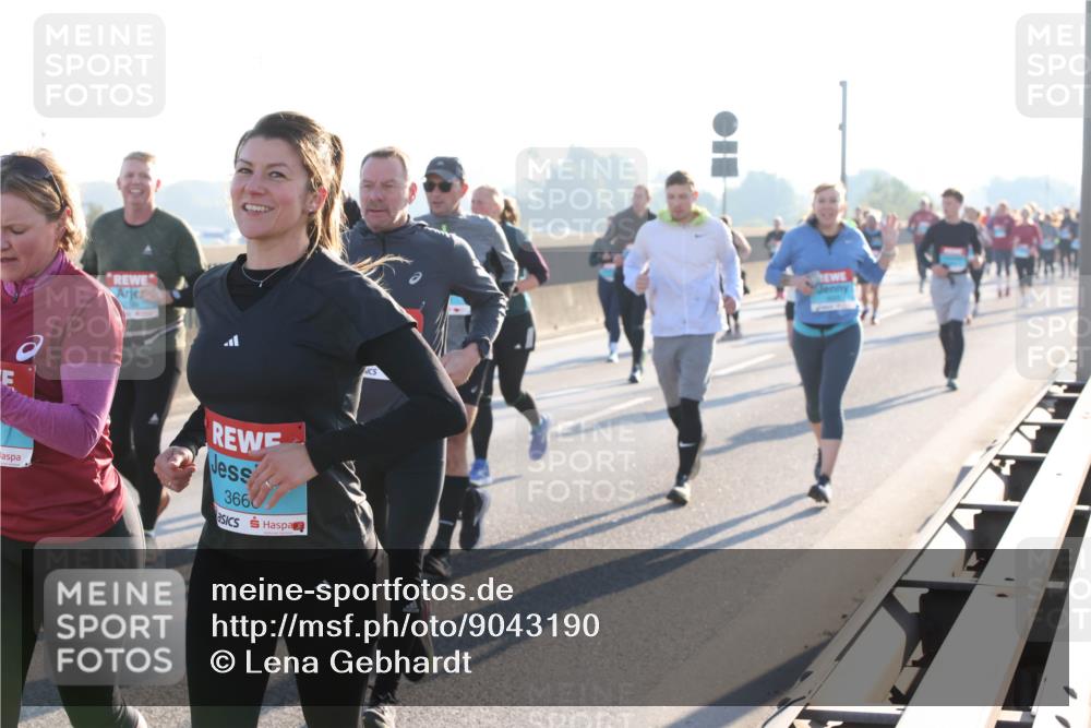 03.10.2025 - Köhlbrandbrückenlauf Lena Gebhardt http://msf.ph/oto/9043190 03.10.2025 09:26:27 Position 1 3660 meine-sportfotos.de