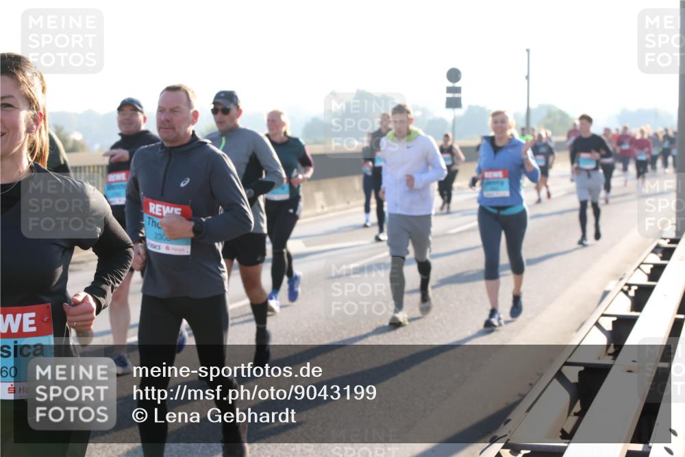 03.10.2025 - Köhlbrandbrückenlauf Lena Gebhardt http://msf.ph/oto/9043199 03.10.2025 09:26:27 Position 1 60, 2300 meine-sportfotos.de