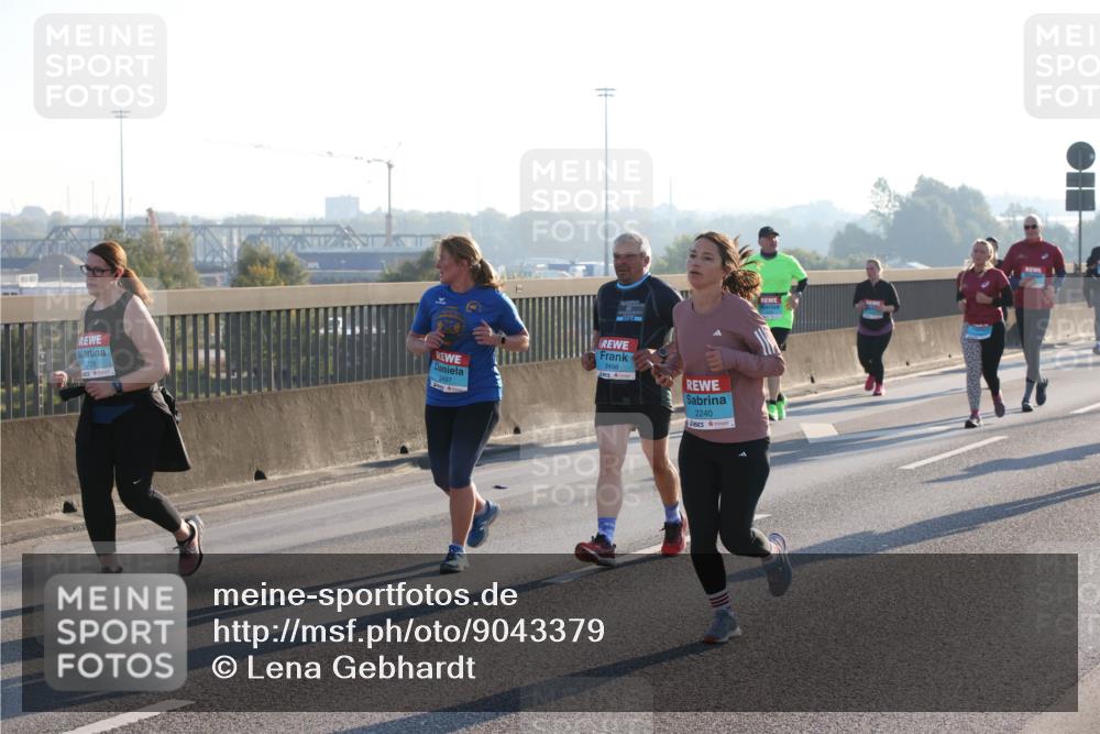 03.10.2025 - Köhlbrandbrückenlauf Lena Gebhardt http://msf.ph/oto/9043379 03.10.2025 09:26:36 Position 1 1728, 2497, 2498, 2240 meine-sportfotos.de