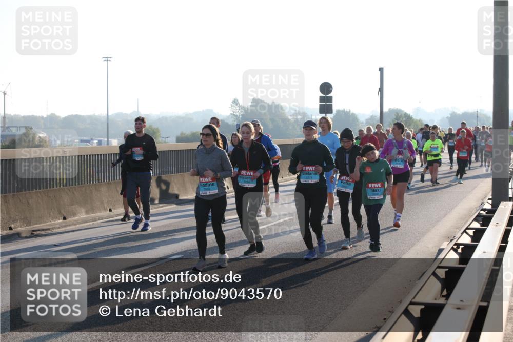 03.10.2025 - Köhlbrandbrückenlauf Lena Gebhardt http://msf.ph/oto/9043570 03.10.2025 09:26:43 Position 1 2271 meine-sportfotos.de