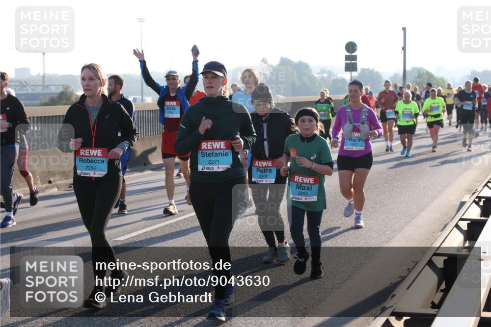 03.10.2025 - Köhlbrandbrückenlauf Lena Gebhardt http://msf.ph/oto/9043630 03.10.2025 09:26:46 Position 1 2284, 2271, 2900, 2898, 2637 meine-sportfotos.de