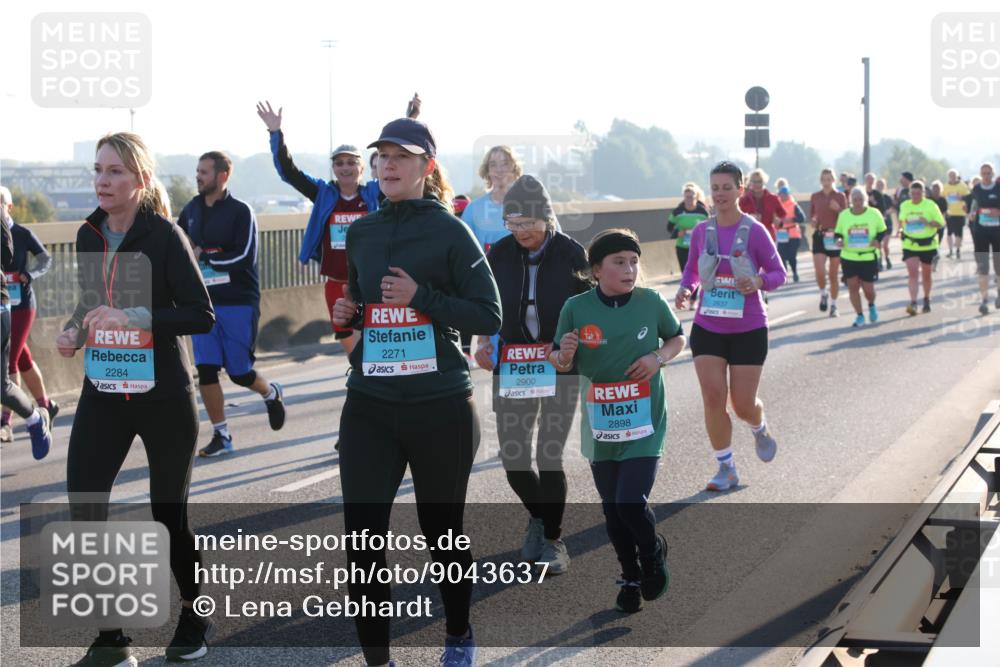 03.10.2025 - Köhlbrandbrückenlauf Lena Gebhardt http://msf.ph/oto/9043637 03.10.2025 09:26:46 Position 1 2284, 2271, 2900, 2898, 2637 meine-sportfotos.de