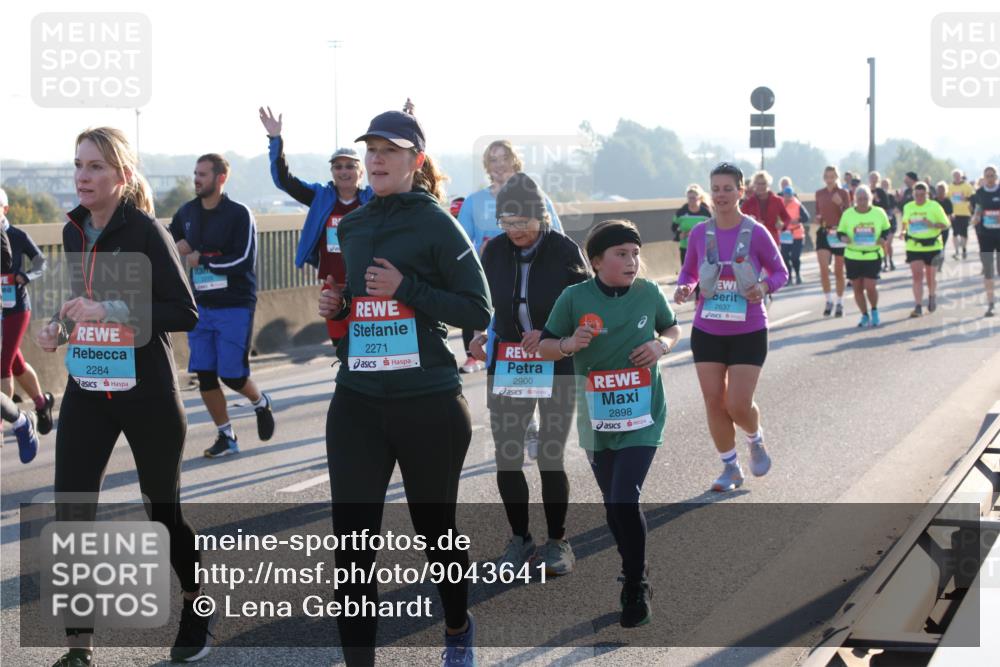 03.10.2025 - Köhlbrandbrückenlauf Lena Gebhardt http://msf.ph/oto/9043641 03.10.2025 09:26:46 Position 1 2284, 114, 2271, 2900, 2898, 2637 meine-sportfotos.de
