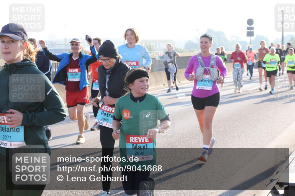 03.10.2025 - Köhlbrandbrückenlauf Lena Gebhardt http://msf.ph/oto/9043668 03.10.2025 09:26:47 Position 1 2271, 2382, 2900, 2898, 2637 meine-sportfotos.de