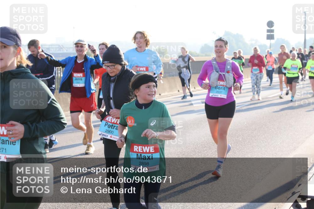 03.10.2025 - Köhlbrandbrückenlauf Lena Gebhardt http://msf.ph/oto/9043671 03.10.2025 09:26:47 Position 1 271, 5, 2382, 2900, 2898, 2637 meine-sportfotos.de