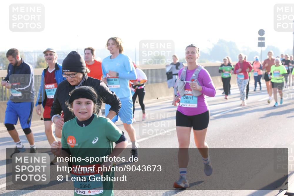 03.10.2025 - Köhlbrandbrückenlauf Lena Gebhardt http://msf.ph/oto/9043673 03.10.2025 09:26:47 Position 1 2384, 2637, 2898 meine-sportfotos.de