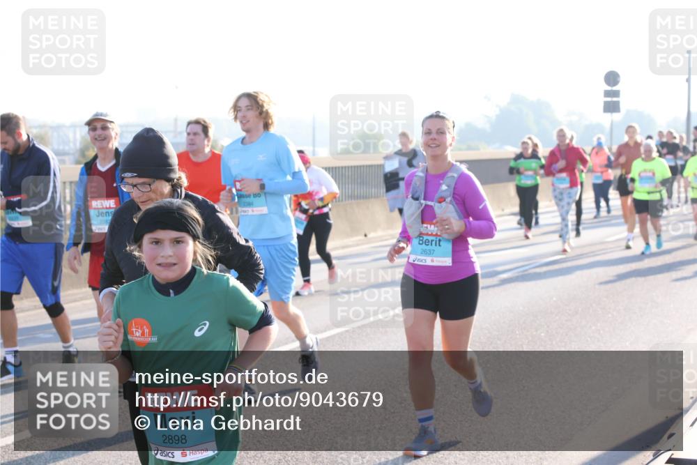 03.10.2025 - Köhlbrandbrückenlauf Lena Gebhardt http://msf.ph/oto/9043679 03.10.2025 09:26:47 Position 1 2384, 2898, 2637, 1 meine-sportfotos.de