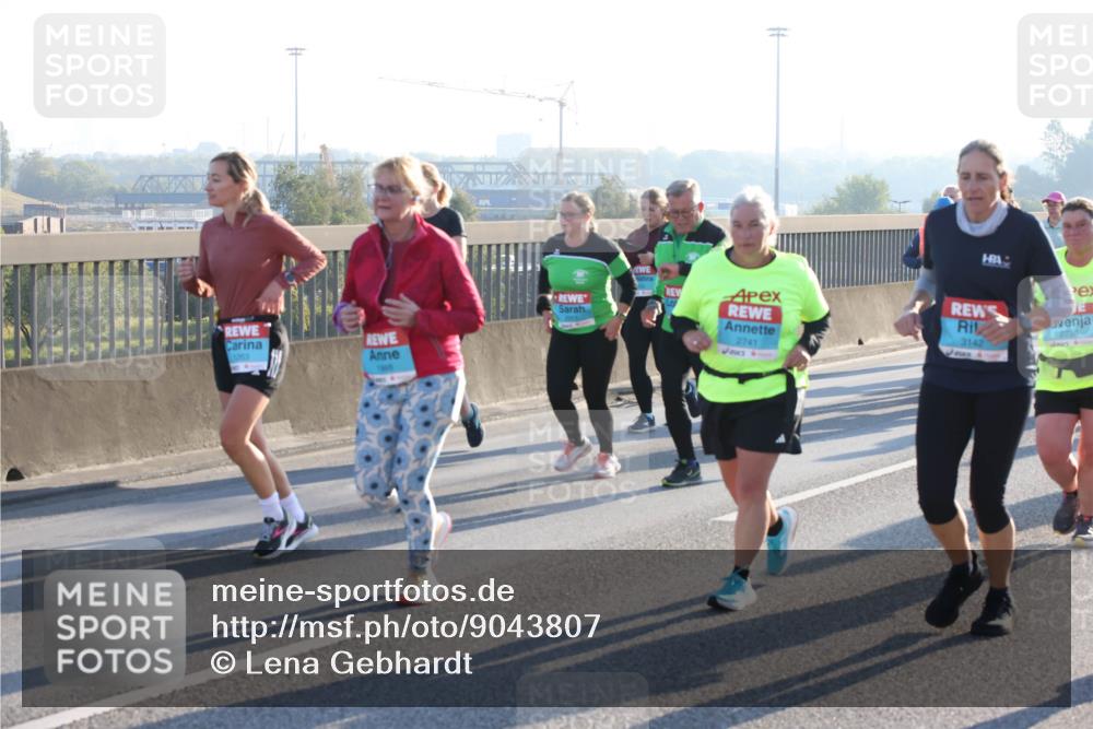 03.10.2025 - Köhlbrandbrückenlauf Lena Gebhardt http://msf.ph/oto/9043807 03.10.2025 09:26:52 Position 1 3142, 2738, 2741 meine-sportfotos.de