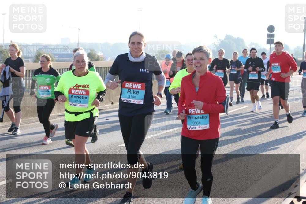 03.10.2025 - Köhlbrandbrückenlauf Lena Gebhardt http://msf.ph/oto/9043819 03.10.2025 09:26:53 Position 1 2011, 2741, 3142, 3604 meine-sportfotos.de