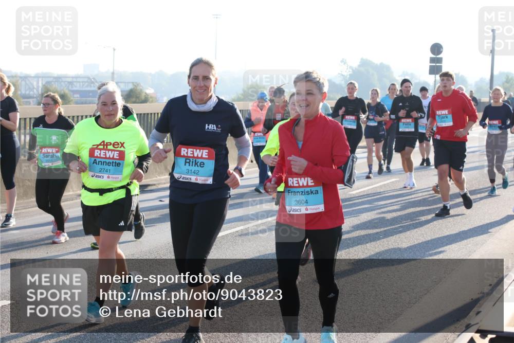 03.10.2025 - Köhlbrandbrückenlauf Lena Gebhardt http://msf.ph/oto/9043823 03.10.2025 09:26:53 Position 1 2011, 2741, 3142, 3604 meine-sportfotos.de