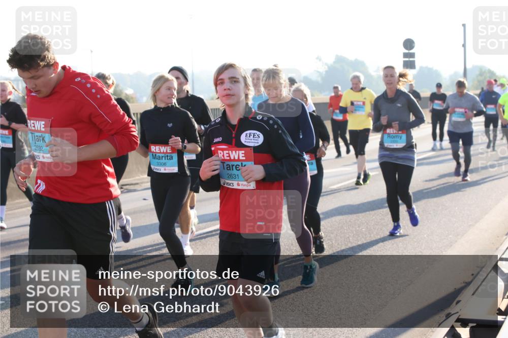 03.10.2025 - Köhlbrandbrückenlauf Lena Gebhardt http://msf.ph/oto/9043926 03.10.2025 09:26:56 Position 1 2632, 3306, 2631 meine-sportfotos.de