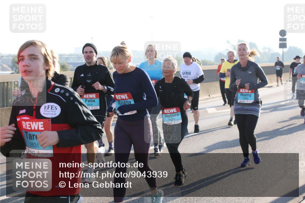 03.10.2025 - Köhlbrandbrückenlauf Lena Gebhardt http://msf.ph/oto/9043939 03.10.2025 09:26:57 Position 1 2631, 3565, 2574, 2023, 2320 meine-sportfotos.de