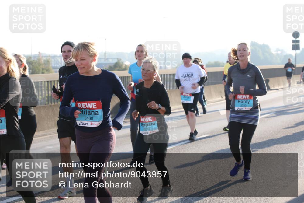 03.10.2025 - Köhlbrandbrückenlauf Lena Gebhardt http://msf.ph/oto/9043957 03.10.2025 09:26:57 Position 1 3408, 2574, 2023, 2320 meine-sportfotos.de