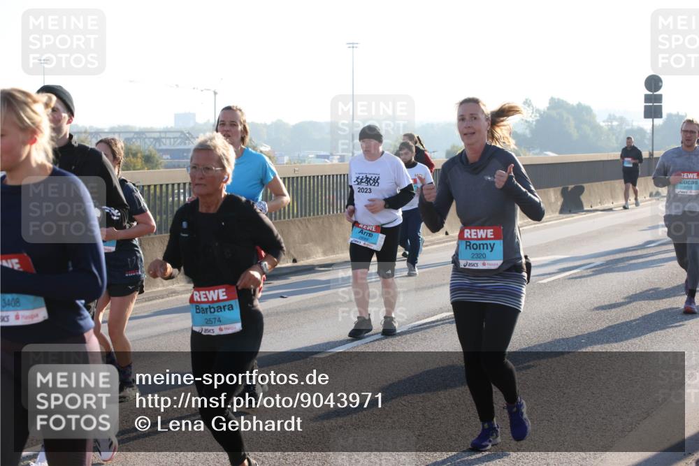 03.10.2025 - Köhlbrandbrückenlauf Lena Gebhardt http://msf.ph/oto/9043971 03.10.2025 09:26:58 Position 1 3408, 2574, 2023, 2320, 2769 meine-sportfotos.de