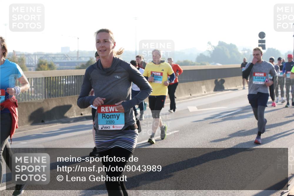03.10.2025 - Köhlbrandbrückenlauf Lena Gebhardt http://msf.ph/oto/9043989 03.10.2025 09:26:59 Position 1 2320 meine-sportfotos.de