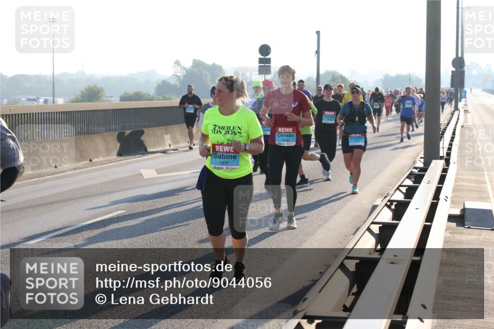 03.10.2025 - Köhlbrandbrückenlauf Lena Gebhardt http://msf.ph/oto/9044056 03.10.2025 09:27:01 Position 1 1800, 2439 meine-sportfotos.de
