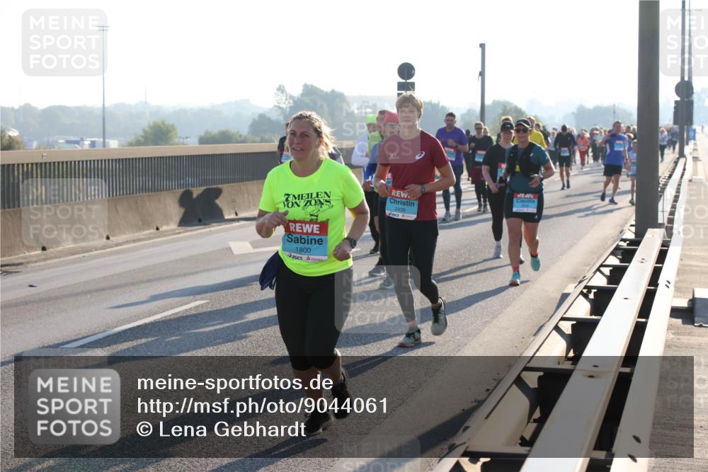03.10.2025 - Köhlbrandbrückenlauf Lena Gebhardt http://msf.ph/oto/9044061 03.10.2025 09:27:01 Position 1 1800, 2439 meine-sportfotos.de
