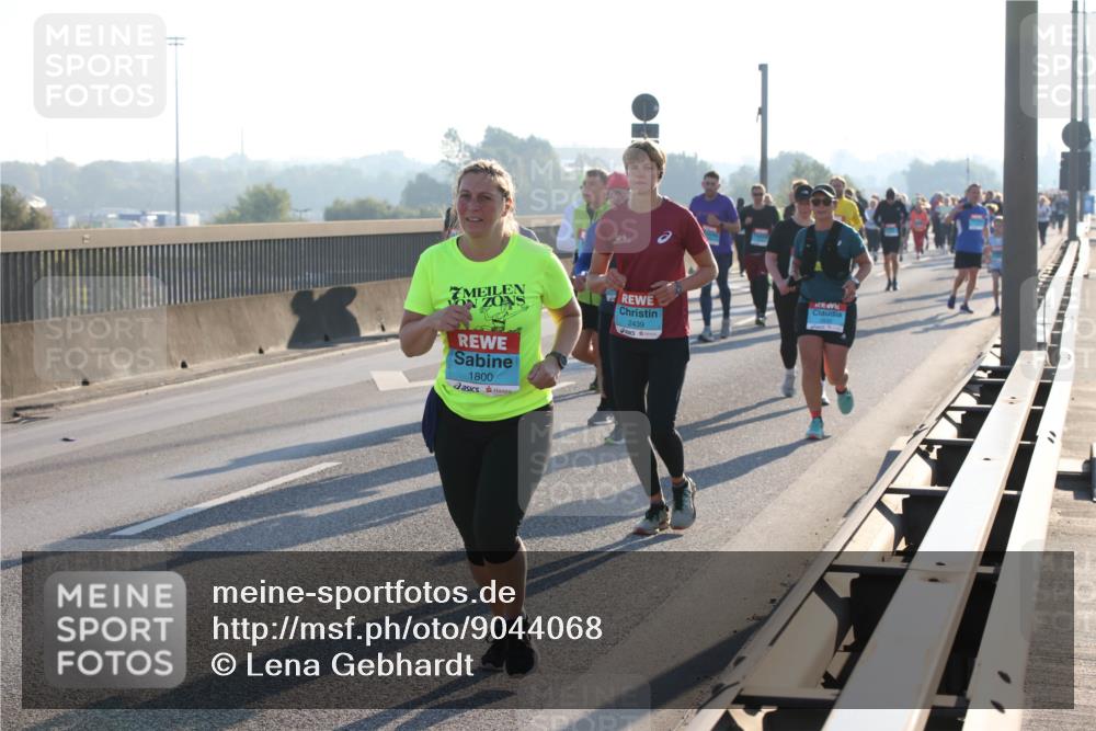 03.10.2025 - Köhlbrandbrückenlauf Lena Gebhardt http://msf.ph/oto/9044068 03.10.2025 09:27:01 Position 1 1800, 2439 meine-sportfotos.de
