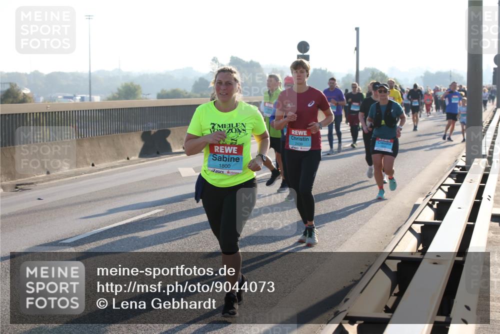 03.10.2025 - Köhlbrandbrückenlauf Lena Gebhardt http://msf.ph/oto/9044073 03.10.2025 09:27:01 Position 1 1800, 2439 meine-sportfotos.de