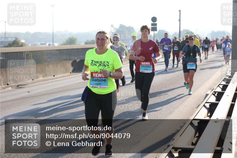 03.10.2025 - Köhlbrandbrückenlauf Lena Gebhardt http://msf.ph/oto/9044079 03.10.2025 09:27:02 Position 1 1800, 2439 meine-sportfotos.de