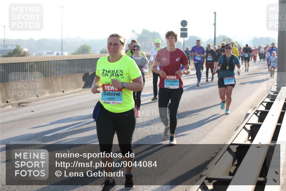 03.10.2025 - Köhlbrandbrückenlauf Lena Gebhardt http://msf.ph/oto/9044084 03.10.2025 09:27:02 Position 1 1800, 2439 meine-sportfotos.de