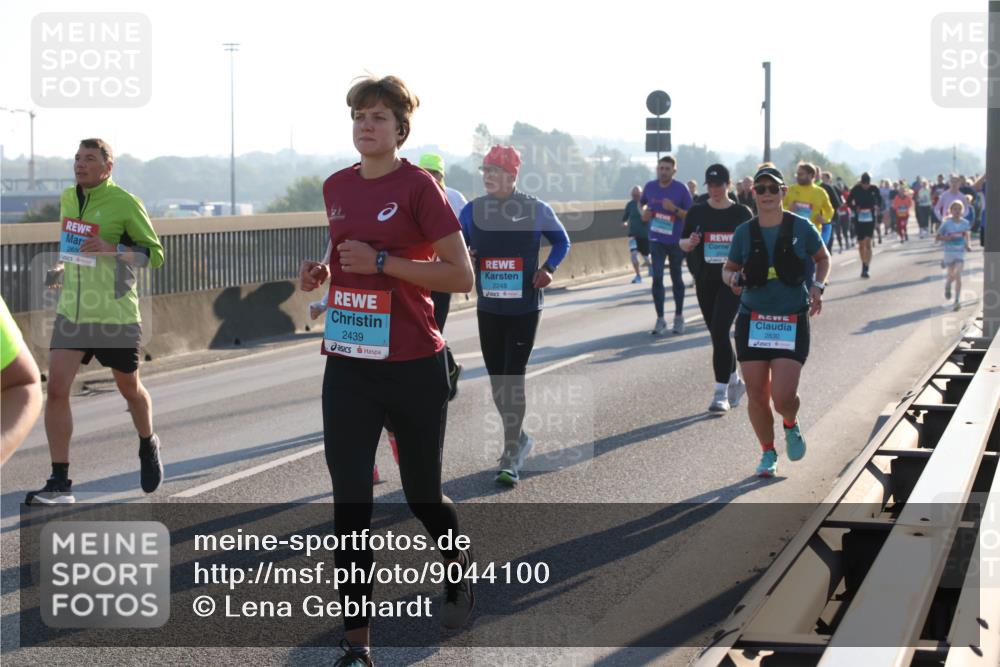 03.10.2025 - Köhlbrandbrückenlauf Lena Gebhardt http://msf.ph/oto/9044100 03.10.2025 09:27:03 Position 1 2630, 2439, 2248, 2830 meine-sportfotos.de