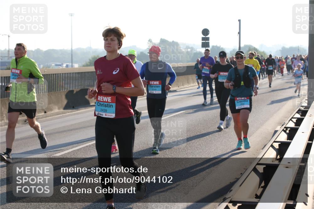 03.10.2025 - Köhlbrandbrückenlauf Lena Gebhardt http://msf.ph/oto/9044102 03.10.2025 09:27:03 Position 1 263, 2439, 2248, 2830 meine-sportfotos.de