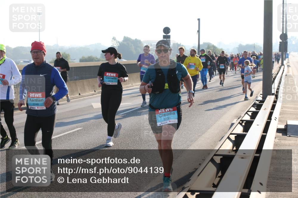 03.10.2025 - Köhlbrandbrückenlauf Lena Gebhardt http://msf.ph/oto/9044139 03.10.2025 09:27:04 Position 1 2248, 2014, 2830 meine-sportfotos.de