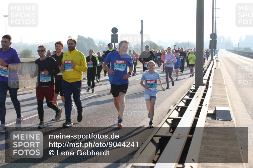 03.10.2025 - Köhlbrandbrückenlauf Lena Gebhardt http://msf.ph/oto/9044241 03.10.2025 09:27:09 Position 1 2988, 3429, 3451, 2862, 2861 meine-sportfotos.de