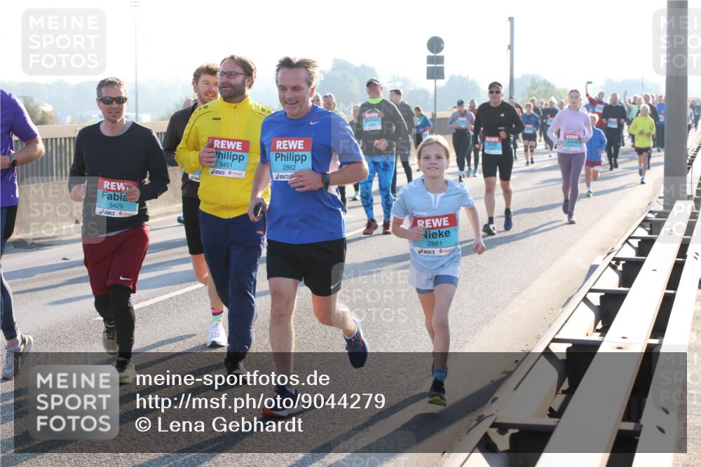 03.10.2025 - Köhlbrandbrückenlauf Lena Gebhardt http://msf.ph/oto/9044279 03.10.2025 09:27:10 Position 1 3429, 3451, 2862, 2861 meine-sportfotos.de