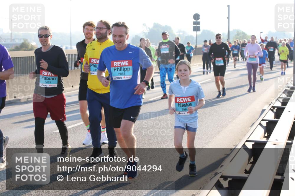 03.10.2025 - Köhlbrandbrückenlauf Lena Gebhardt http://msf.ph/oto/9044294 03.10.2025 09:27:10 Position 1 3429, 345, 2862, 2861 meine-sportfotos.de
