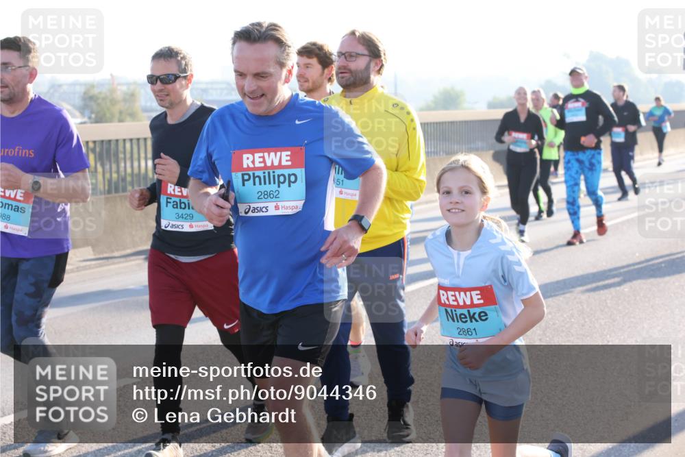 03.10.2025 - Köhlbrandbrückenlauf Lena Gebhardt http://msf.ph/oto/9044346 03.10.2025 09:27:11 Position 1 988, 3429, 2862, 51, 2861 meine-sportfotos.de