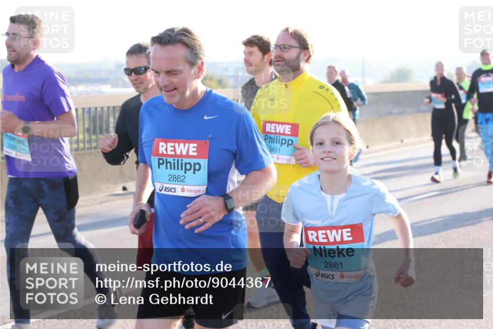 03.10.2025 - Köhlbrandbrückenlauf Lena Gebhardt http://msf.ph/oto/9044367 03.10.2025 09:27:11 Position 1 2988, 2862, 3451, 2861 meine-sportfotos.de