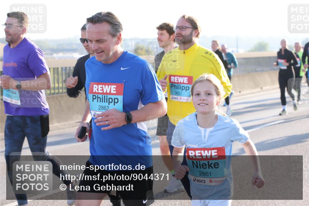 03.10.2025 - Köhlbrandbrückenlauf Lena Gebhardt http://msf.ph/oto/9044371 03.10.2025 09:27:11 Position 1 2988, 2862, 3451, 2861 meine-sportfotos.de