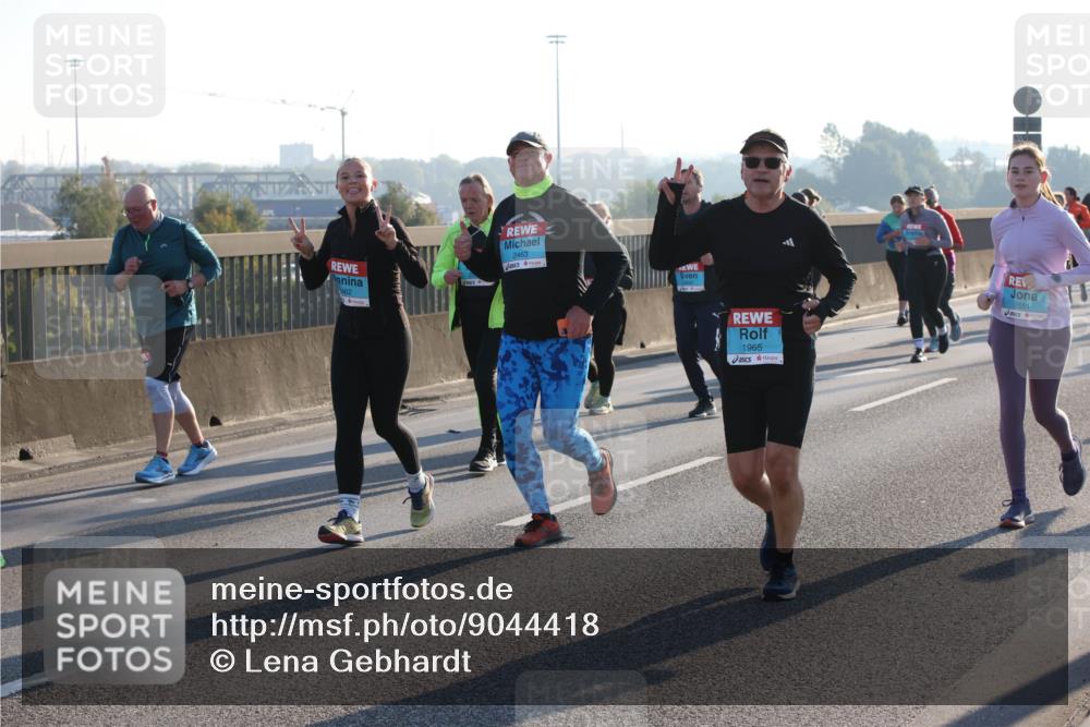 03.10.2025 - Köhlbrandbrückenlauf Lena Gebhardt http://msf.ph/oto/9044418 03.10.2025 09:27:13 Position 1 462, 2463, 1965, 2551 meine-sportfotos.de