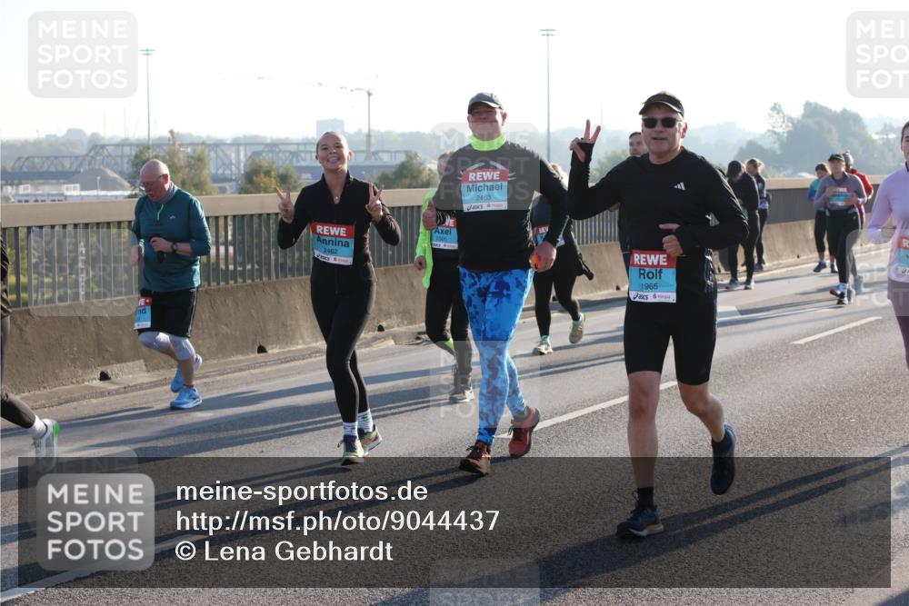 03.10.2025 - Köhlbrandbrückenlauf Lena Gebhardt http://msf.ph/oto/9044437 03.10.2025 09:27:13 Position 1 2462, 2463, 1965 meine-sportfotos.de