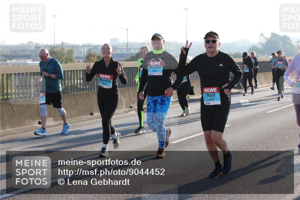 03.10.2025 - Köhlbrandbrückenlauf Lena Gebhardt http://msf.ph/oto/9044452 03.10.2025 09:27:14 Position 1 2462, 2463, 1965 meine-sportfotos.de