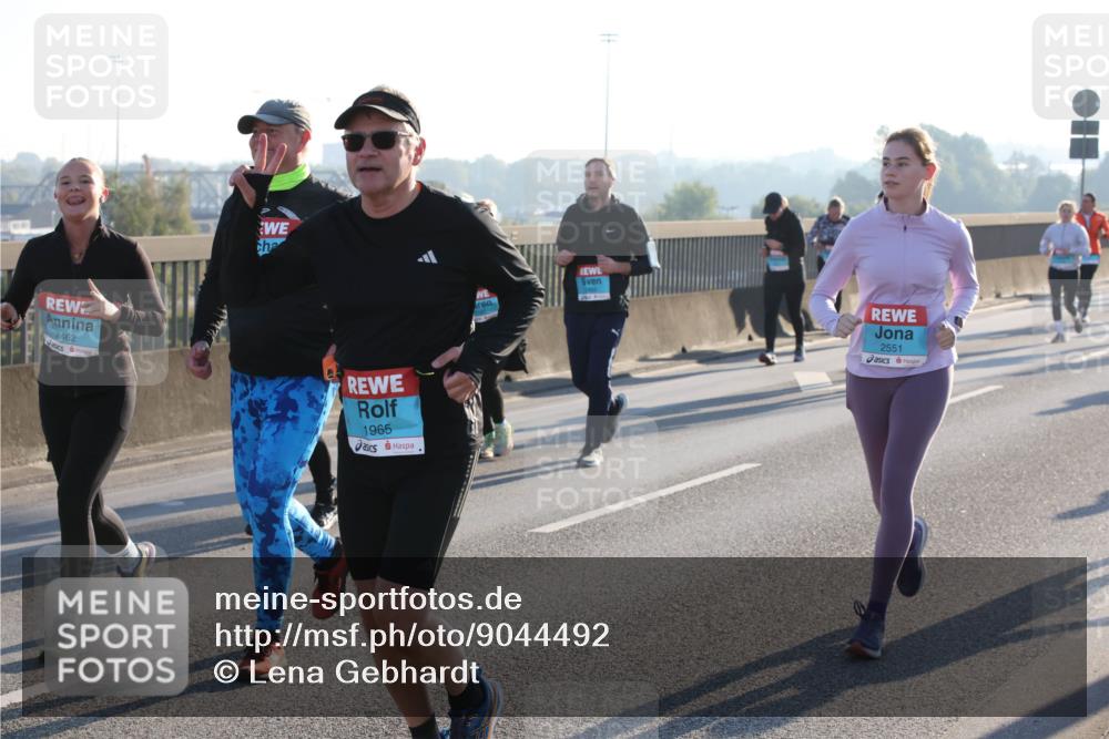 03.10.2025 - Köhlbrandbrückenlauf Lena Gebhardt http://msf.ph/oto/9044492 03.10.2025 09:27:14 Position 1 2462, 1965, 2551 meine-sportfotos.de