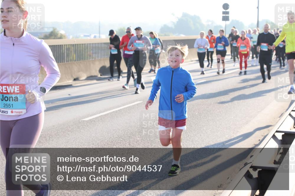 03.10.2025 - Köhlbrandbrückenlauf Lena Gebhardt http://msf.ph/oto/9044537 03.10.2025 09:27:16 Position 1 2551 meine-sportfotos.de