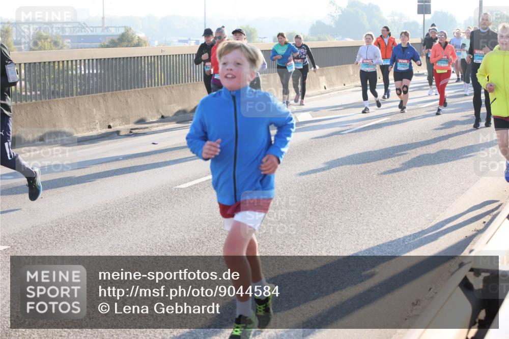 03.10.2025 - Köhlbrandbrückenlauf Lena Gebhardt http://msf.ph/oto/9044584 03.10.2025 09:27:16 Position 1  meine-sportfotos.de