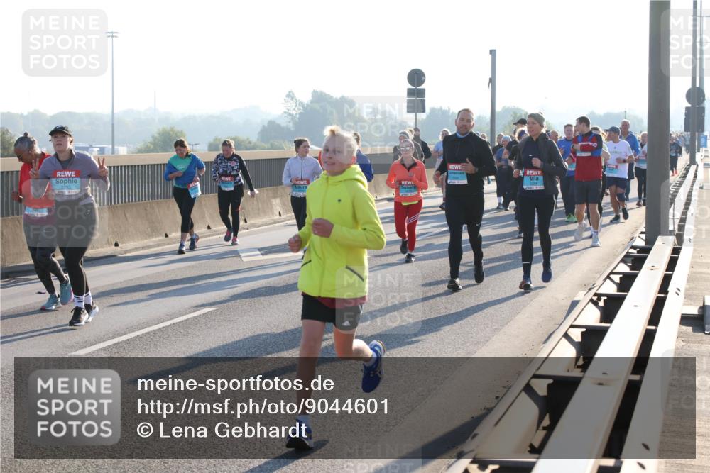 03.10.2025 - Köhlbrandbrückenlauf Lena Gebhardt http://msf.ph/oto/9044601 03.10.2025 09:27:17 Position 1 2300, 2298 meine-sportfotos.de
