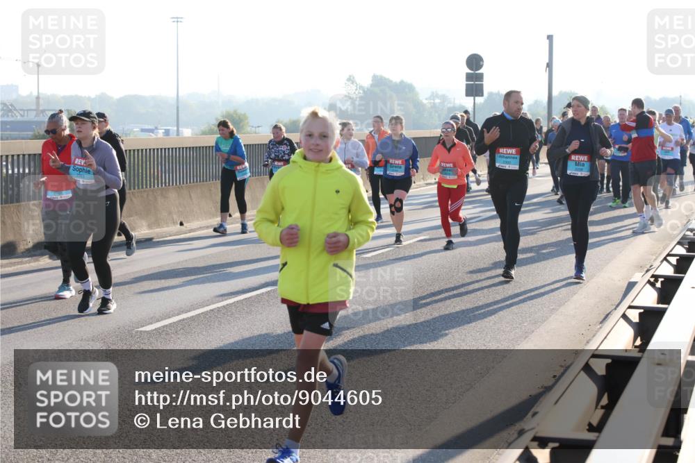 03.10.2025 - Köhlbrandbrückenlauf Lena Gebhardt http://msf.ph/oto/9044605 03.10.2025 09:27:17 Position 1 7, 2300 meine-sportfotos.de