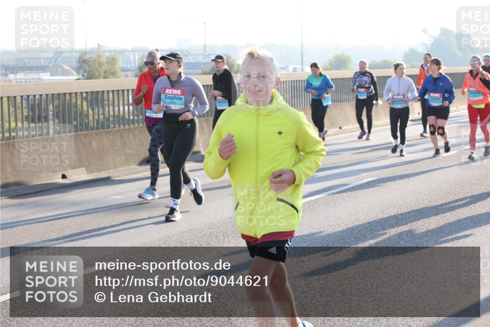 03.10.2025 - Köhlbrandbrückenlauf Lena Gebhardt http://msf.ph/oto/9044621 03.10.2025 09:27:18 Position 1 2393 meine-sportfotos.de