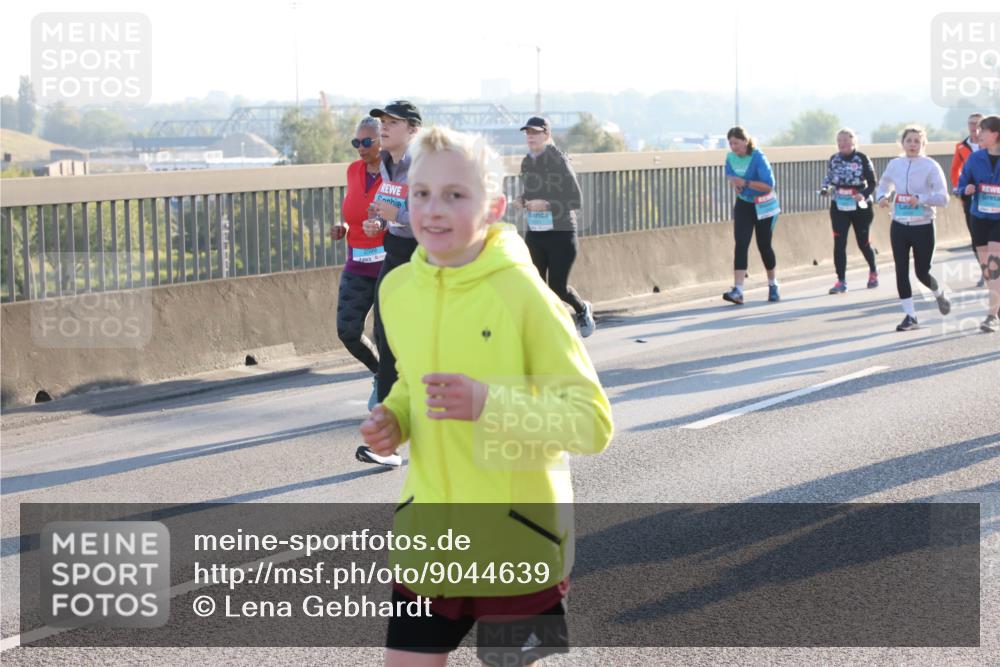03.10.2025 - Köhlbrandbrückenlauf Lena Gebhardt http://msf.ph/oto/9044639 03.10.2025 09:27:18 Position 1 2599 meine-sportfotos.de