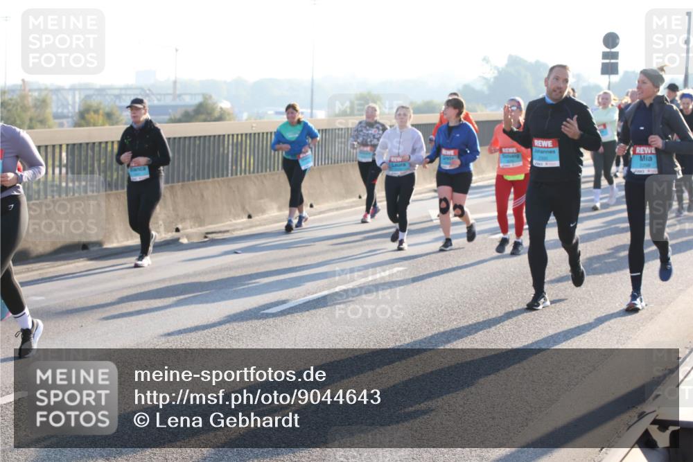 03.10.2025 - Köhlbrandbrückenlauf Lena Gebhardt http://msf.ph/oto/9044643 03.10.2025 09:27:19 Position 1 2300 meine-sportfotos.de