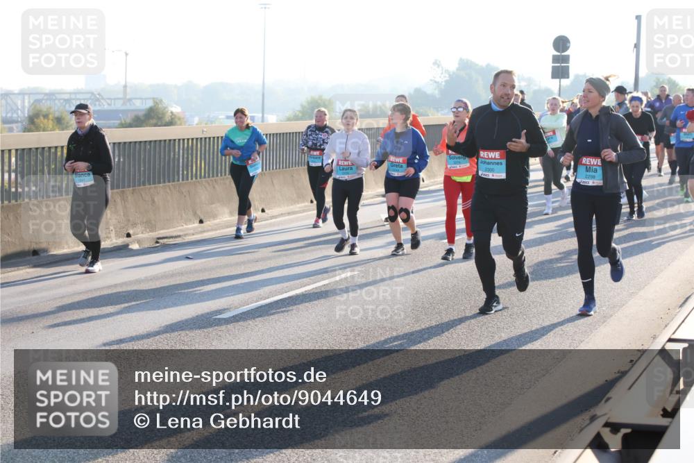 03.10.2025 - Köhlbrandbrückenlauf Lena Gebhardt http://msf.ph/oto/9044649 03.10.2025 09:27:19 Position 1 2300, 2298 meine-sportfotos.de
