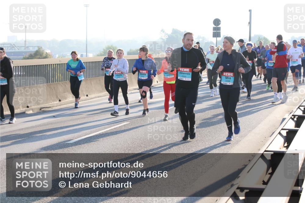 03.10.2025 - Köhlbrandbrückenlauf Lena Gebhardt http://msf.ph/oto/9044656 03.10.2025 09:27:19 Position 1 1241, 2300, 2298, 2249 meine-sportfotos.de